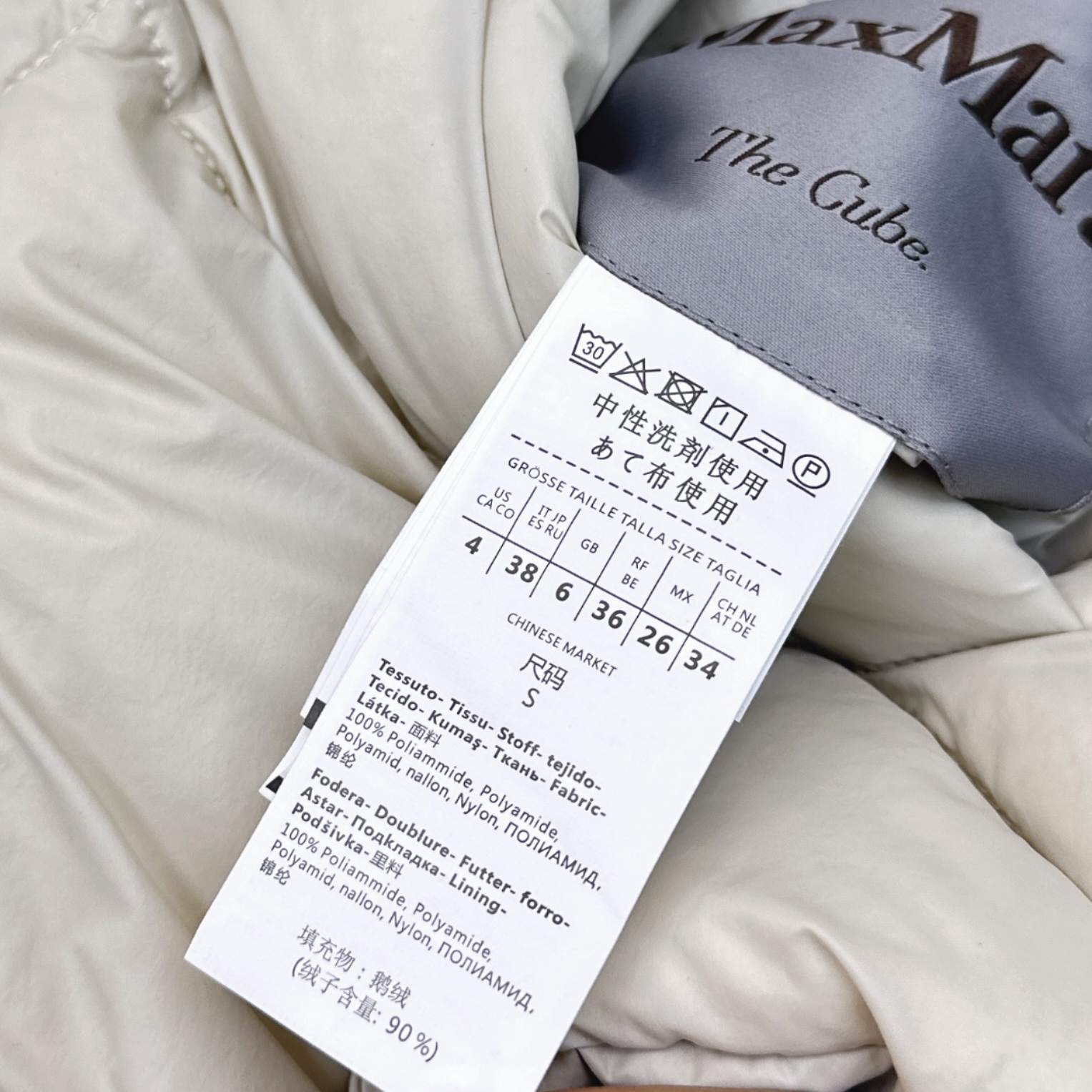 原单品质 Max 25Ss———秋冬最新款菱格纹连帽羽绒马甲🖤 经典H版型剪裁 经典时髦又帅气 侧面原版