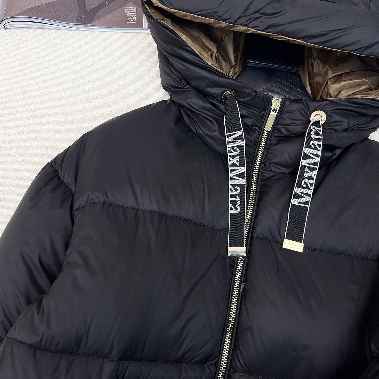 原单品质 Max25SS——秋冬新款经典袖标装饰连帽羽绒服外套🤎 经典立体H版型剪裁 经典时髦又帅气 原