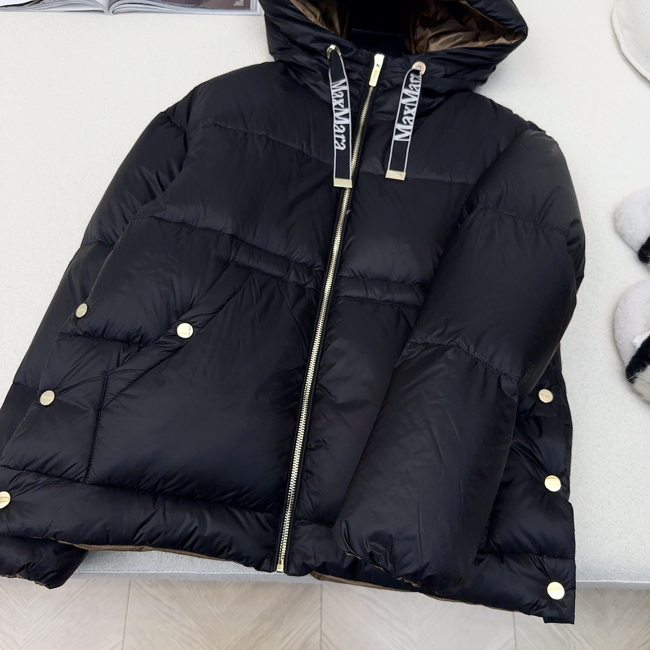 原单品质 Max25SS——秋冬新款经典袖标装饰连帽羽绒服外套🤎 经典立体H版型剪裁 经典时髦又帅气 原