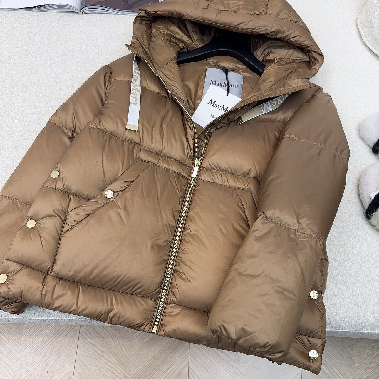 原单品质 Max25SS——秋冬新款经典袖标装饰连帽羽绒服外套🤎 经典立体H版型剪裁 经典时髦又帅气 原
