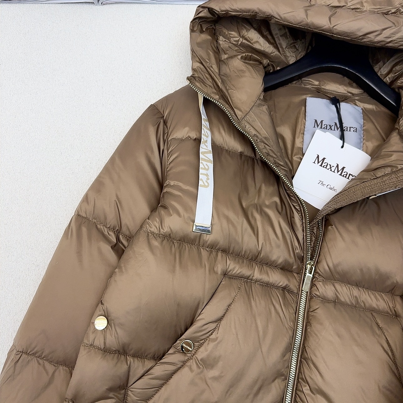 原单品质 Max25SS——秋冬新款经典袖标装饰连帽羽绒服外套🤎 经典立体H版型剪裁 经典时髦又帅气 原