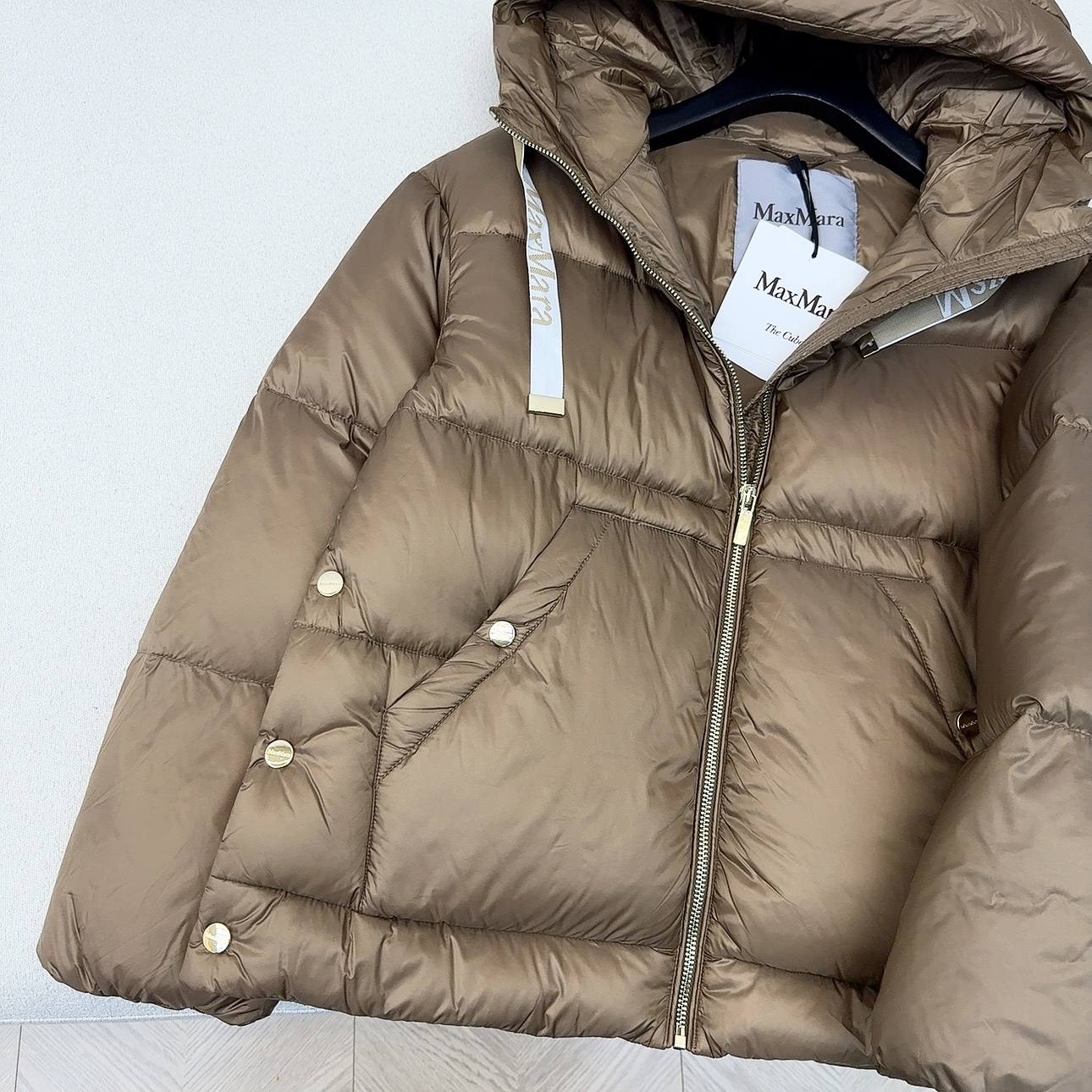 原单品质 Max25SS——秋冬新款经典袖标装饰连帽羽绒服外套🤎 经典立体H版型剪裁 经典时髦又帅气 原