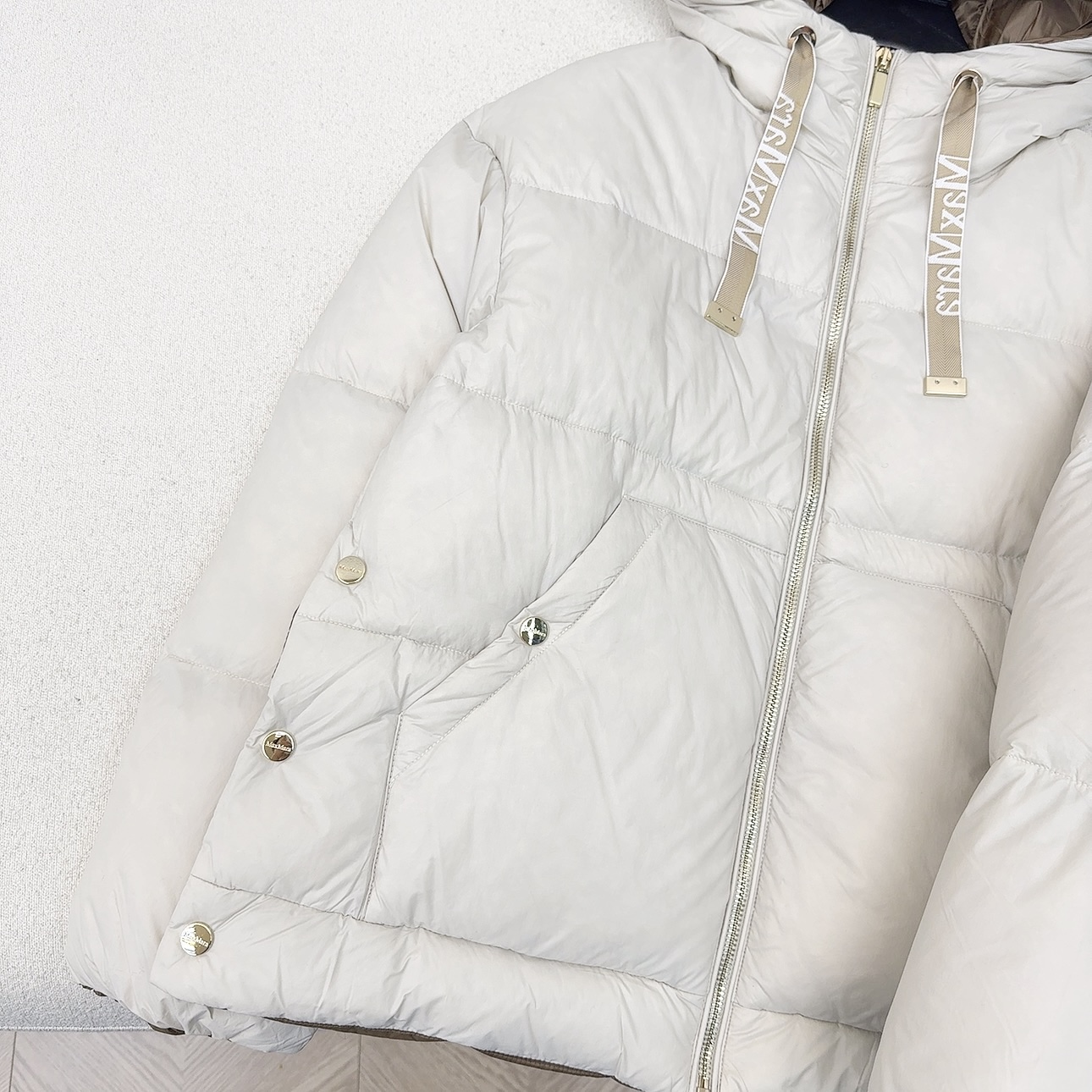 原单品质 Max25SS——秋冬新款经典袖标装饰连帽羽绒服外套🤎 经典立体H版型剪裁 经典时髦又帅气 原