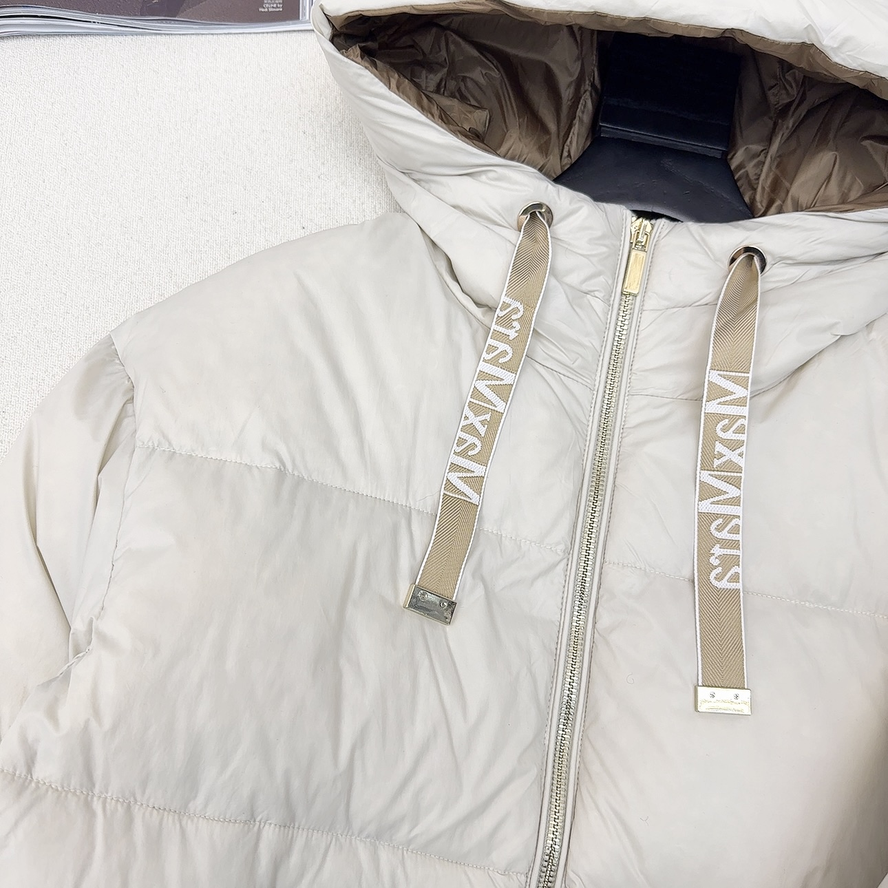 原单品质 Max25SS——秋冬新款经典袖标装饰连帽羽绒服外套🤎 经典立体H版型剪裁 经典时髦又帅气 原
