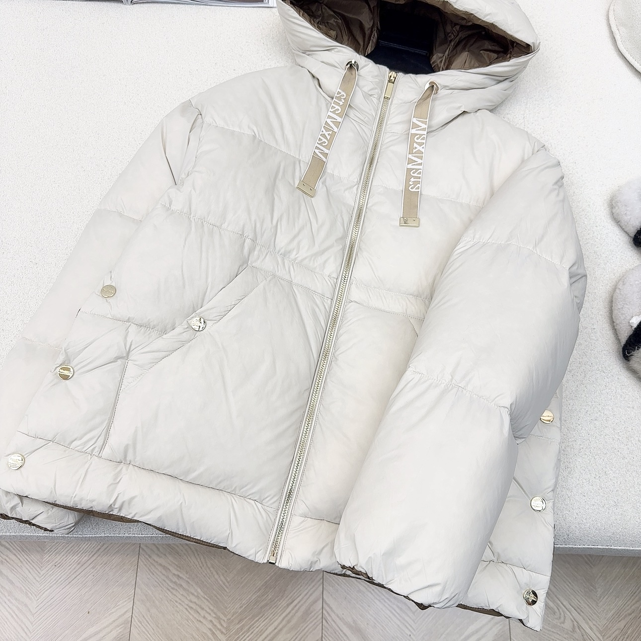 原单品质 Max25SS——秋冬新款经典袖标装饰连帽羽绒服外套🤎 经典立体H版型剪裁 经典时髦又帅气 原