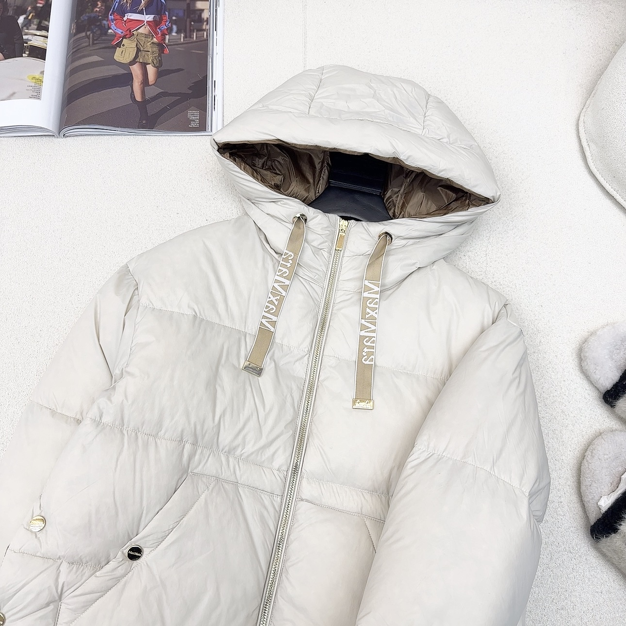 原单品质 Max25SS——秋冬新款经典袖标装饰连帽羽绒服外套🤎 经典立体H版型剪裁 经典时髦又帅气 原