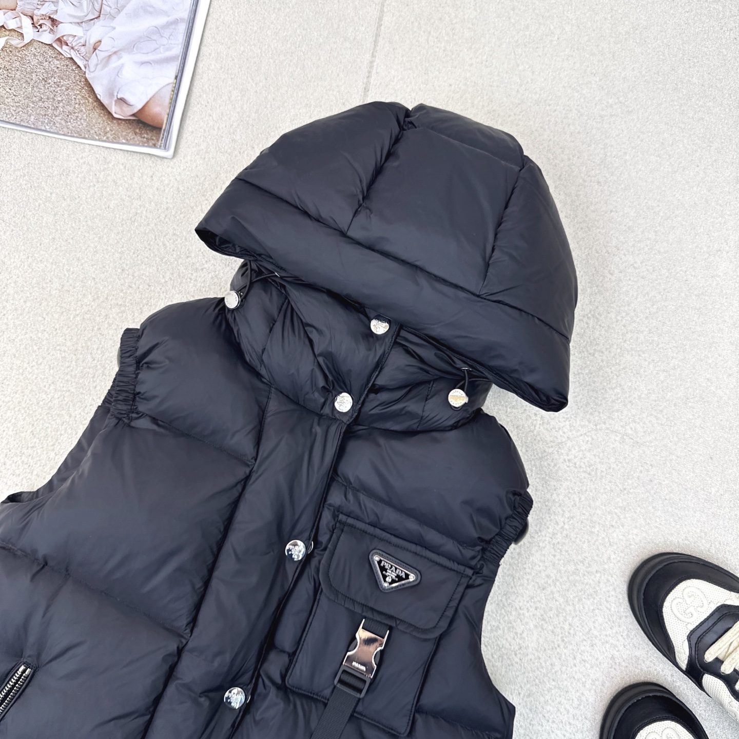 原单品质 PD 25Ss———秋冬最新款三角标牌连帽高领羽绒服马甲🖤 经典H版型 出镜率和实穿率满分  