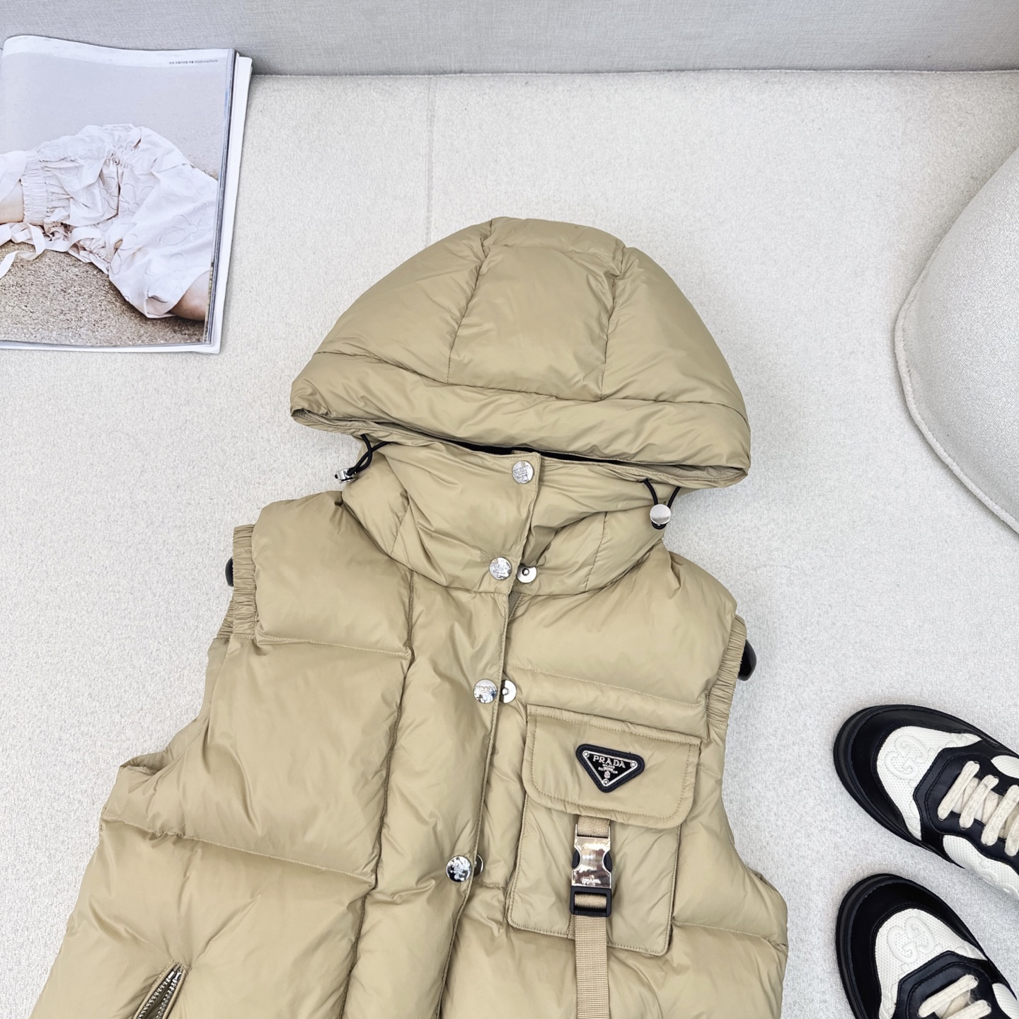 原单品质 PD 25Ss———秋冬最新款三角标牌连帽高领羽绒服马甲🖤 经典H版型 出镜率和实穿率满分  