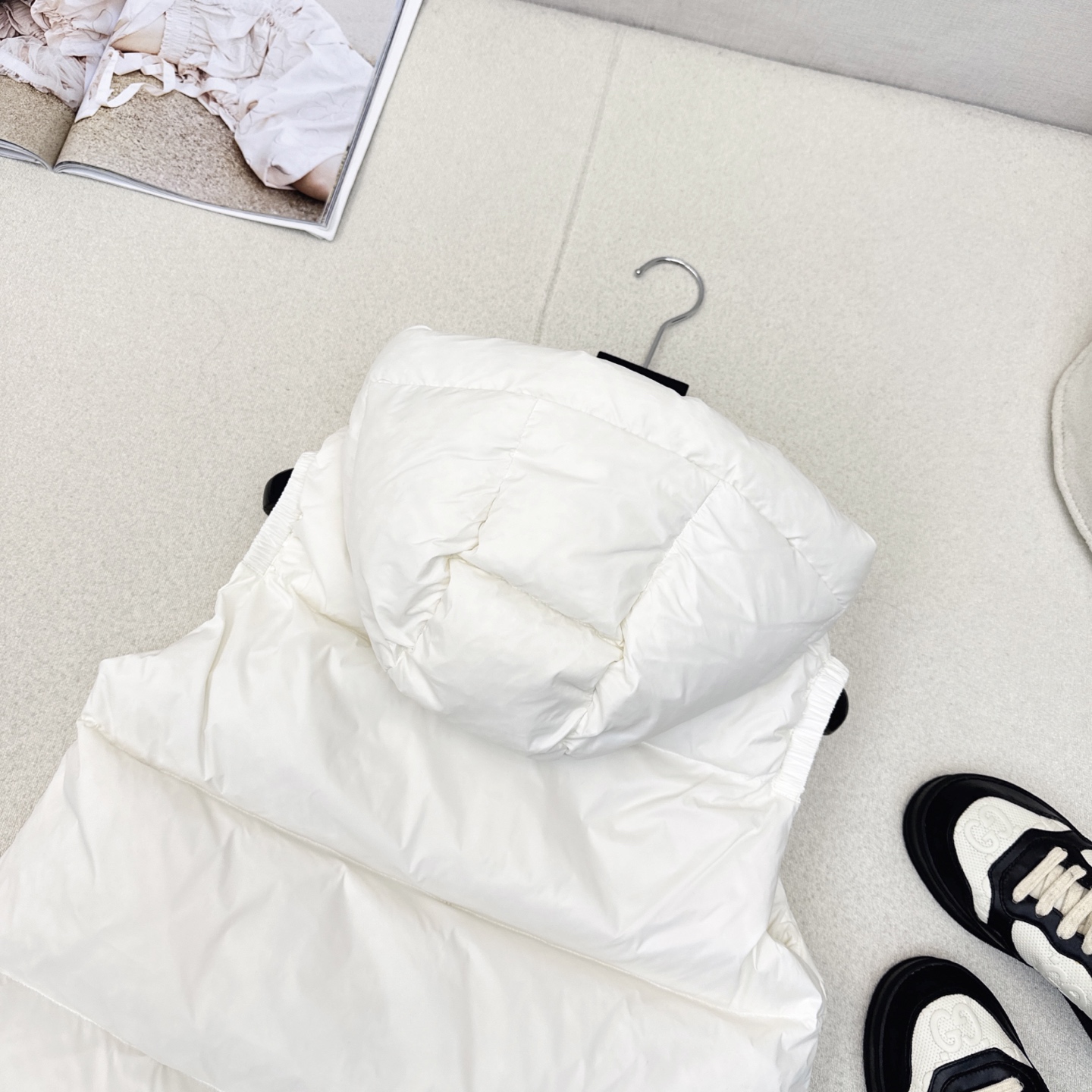 原单品质 PD 25Ss———秋冬最新款三角标牌连帽高领羽绒服马甲🖤 经典H版型 出镜率和实穿率满分  
