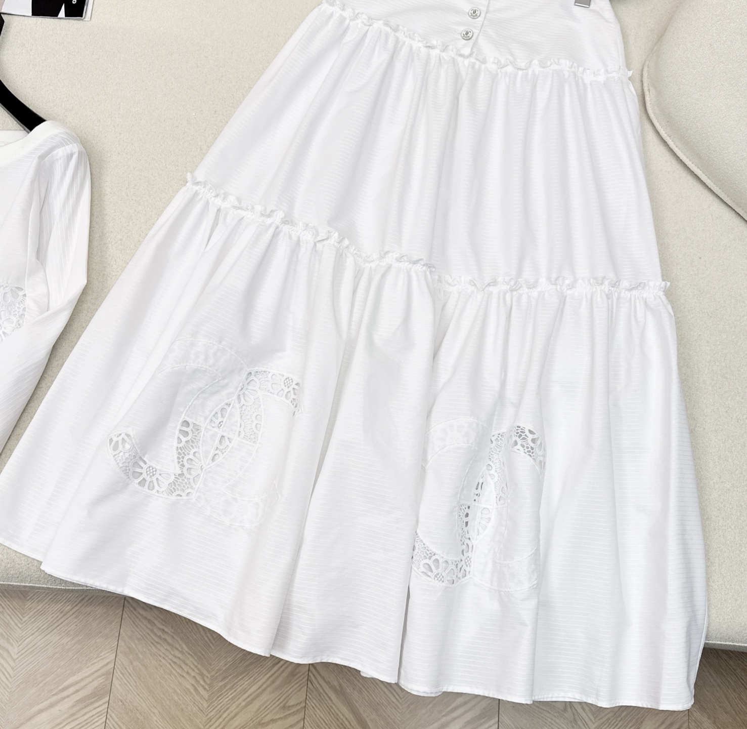 特价🉐️❗️现货齐码❗️不退不换❗️独家首发 C家 25Ss———早秋新款南法度假风穿搭套装🤍镂空双C刺