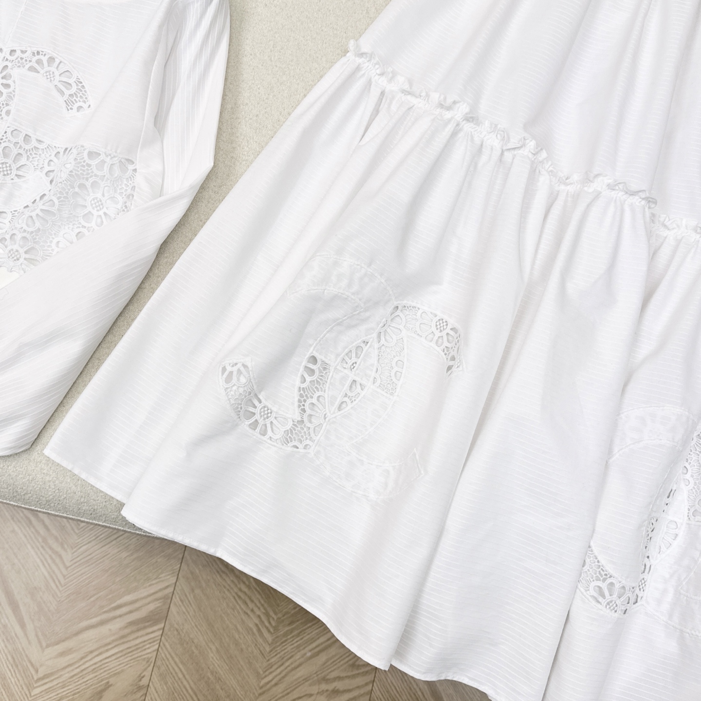 特价🉐️❗️现货齐码❗️不退不换❗️独家首发 C家 25Ss———早秋新款南法度假风穿搭套装🤍镂空双C刺