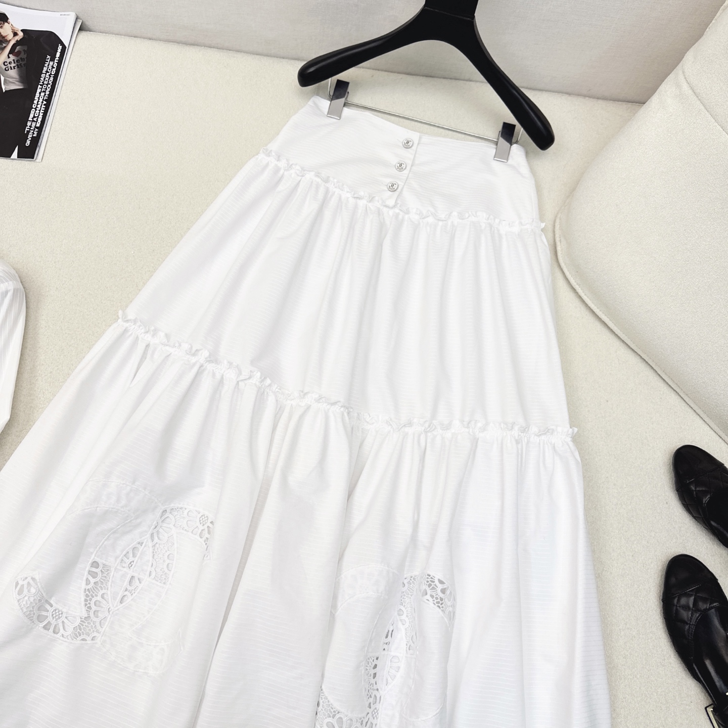 特价🉐️❗️现货齐码❗️不退不换❗️独家首发 C家 25Ss———早秋新款南法度假风穿搭套装🤍镂空双C刺