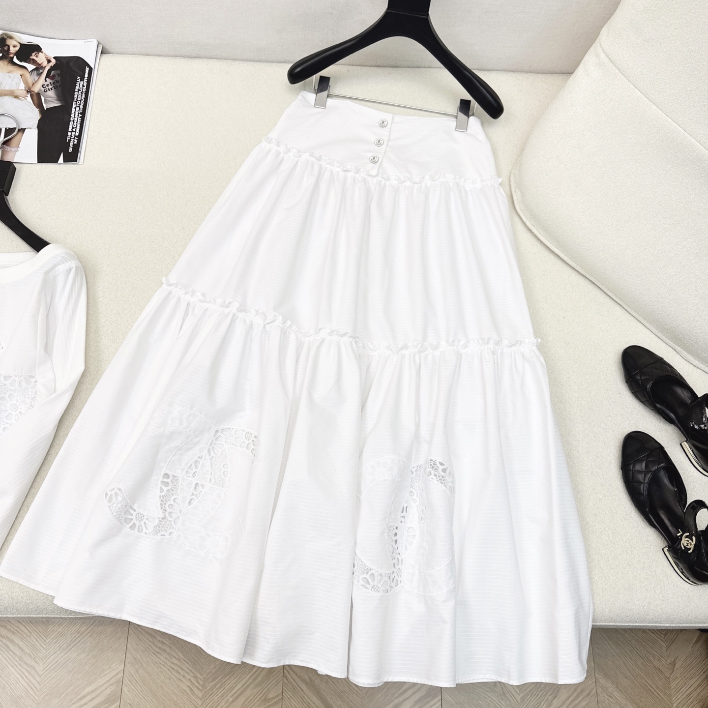 特价🉐️❗️现货齐码❗️不退不换❗️独家首发 C家 25Ss———早秋新款南法度假风穿搭套装🤍镂空双C刺