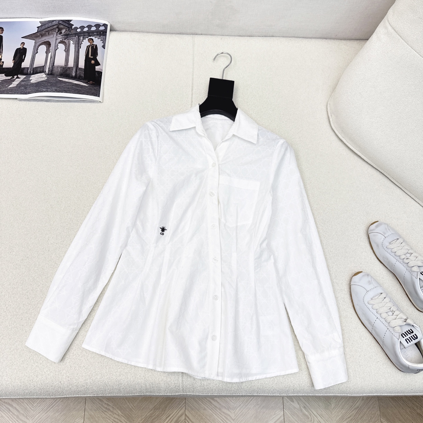 特价🉐️❗️SM❗️不退不换❗️独家首发 CD 25Ss————早秋新款戴妃藤格纹刺绣斜扣衬衫🤍收腰版型