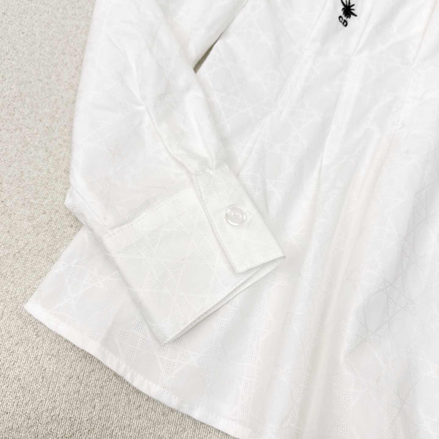 特价🉐️❗️SM❗️不退不换❗️独家首发 CD 25Ss————早秋新款戴妃藤格纹刺绣斜扣衬衫🤍收腰版型