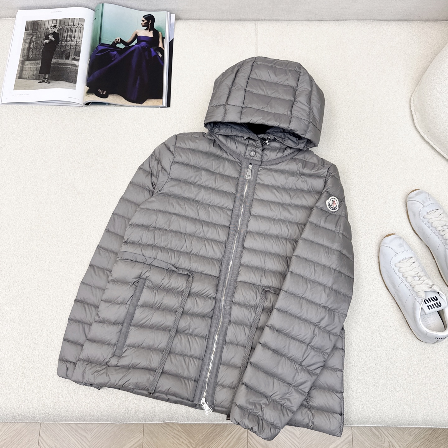 原单品质 MC 25Ss———秋冬最新款轻薄款抽绳收腰连帽羽绒服🖤微廓形搭配绗缝和收腰版型 logo织带