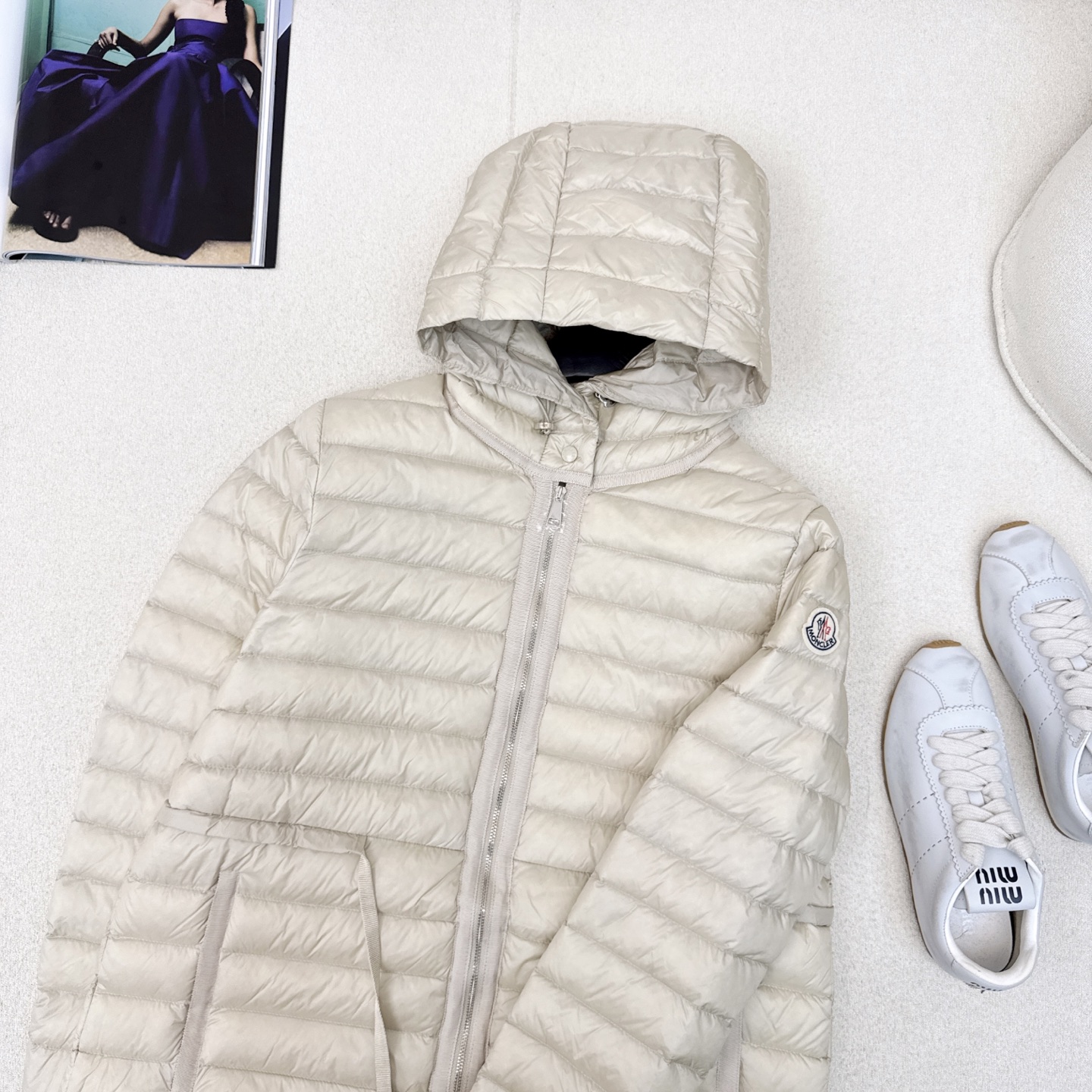 原单品质 MC 25Ss———秋冬最新款轻薄款抽绳收腰连帽羽绒服🖤微廓形搭配绗缝和收腰版型 logo织带