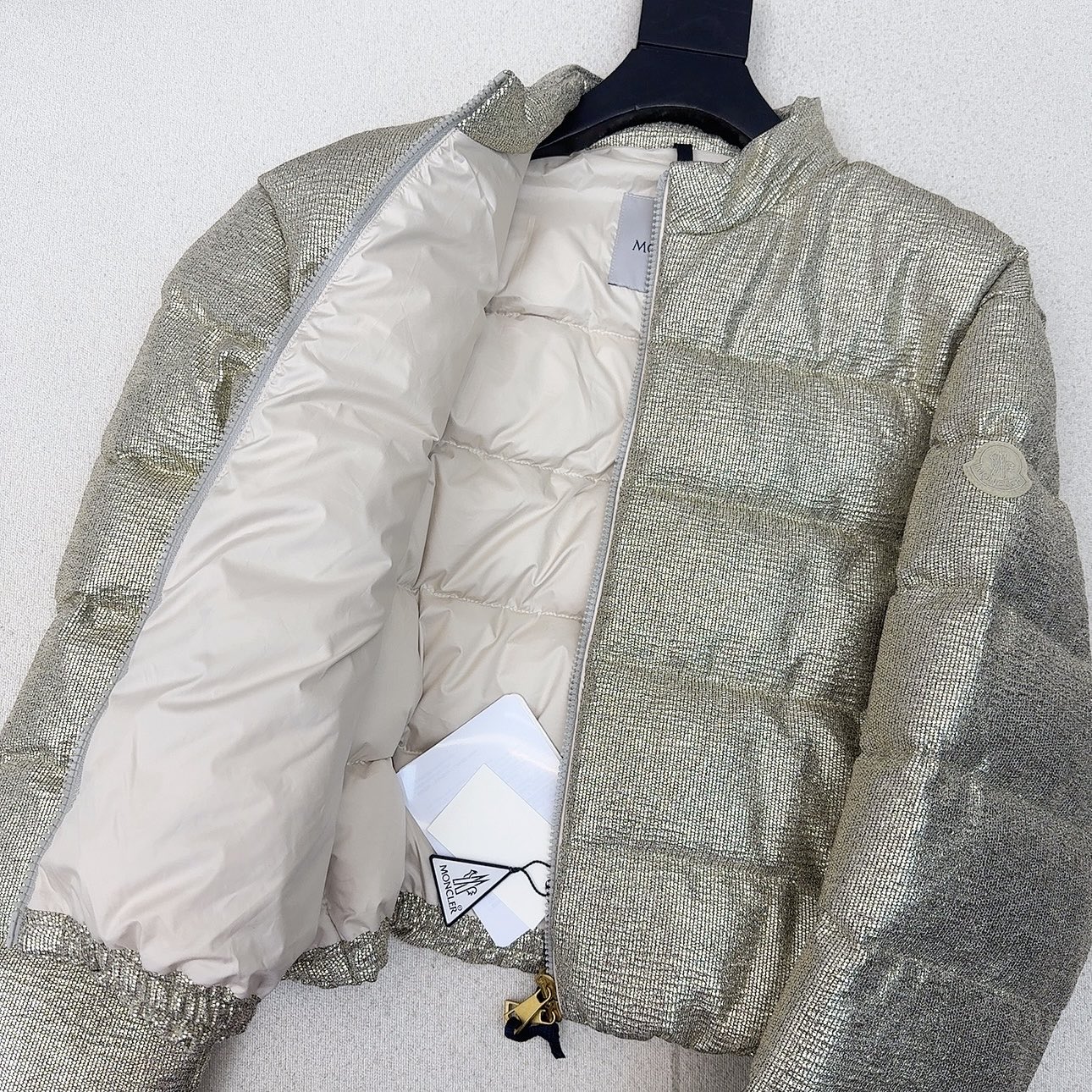 高端品质 MC 25ss———秋冬新品 银丝亮闪立领短款羽绒服外套🤍 原版开模独特设计银丝材质面料 质感