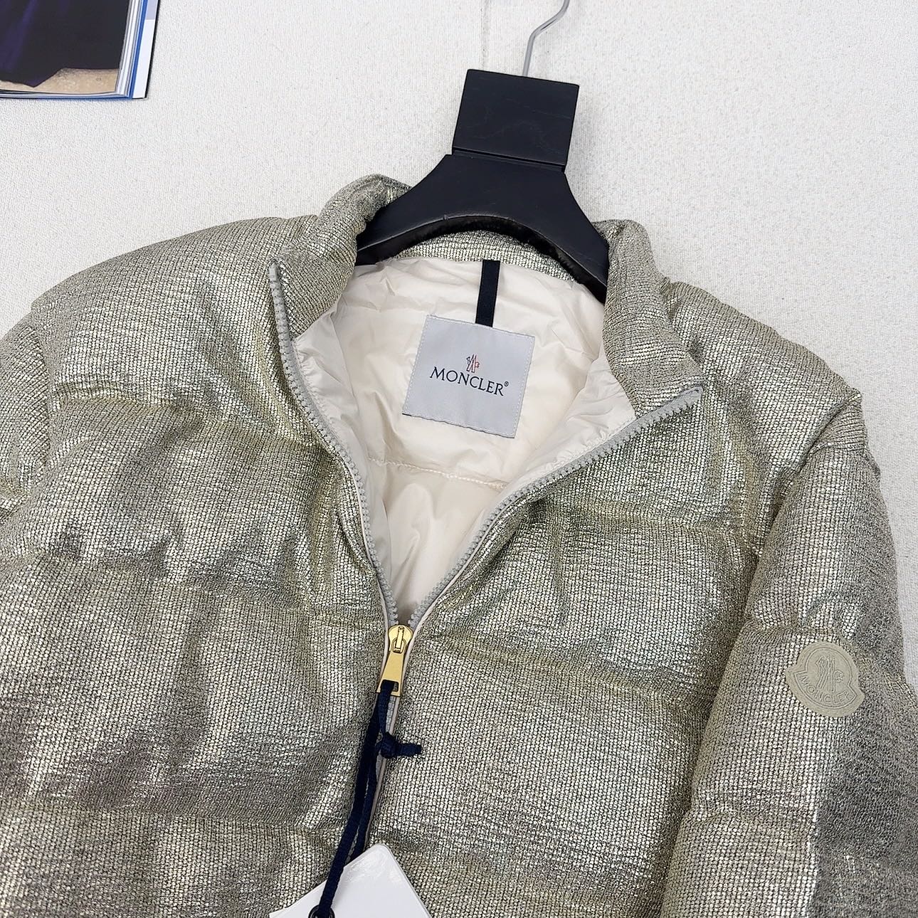 高端品质 MC 25ss———秋冬新品 银丝亮闪立领短款羽绒服外套🤍 原版开模独特设计银丝材质面料 质感