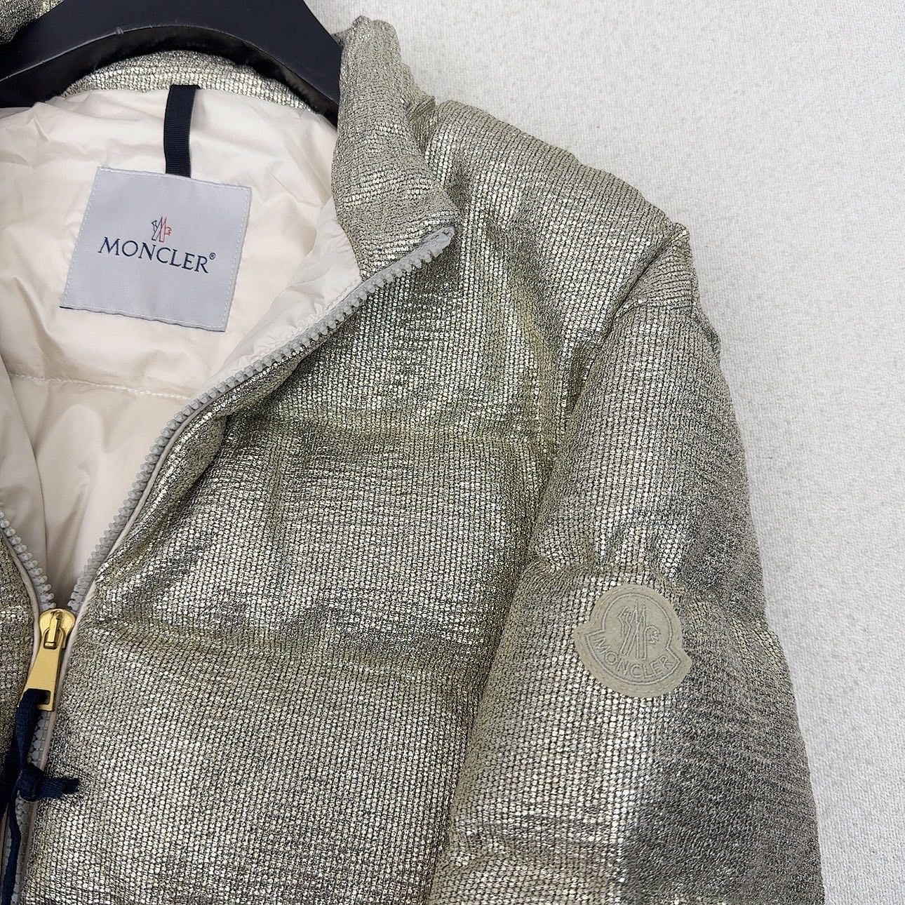 高端品质 MC 25ss———秋冬新品 银丝亮闪立领短款羽绒服外套🤍 原版开模独特设计银丝材质面料 质感