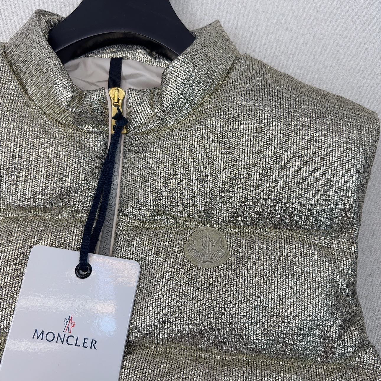 高端品质 MC 25ss———秋冬新品 银丝亮闪立领羽绒马甲🤍 原版开模独特设计银丝材质面料 质感超好 