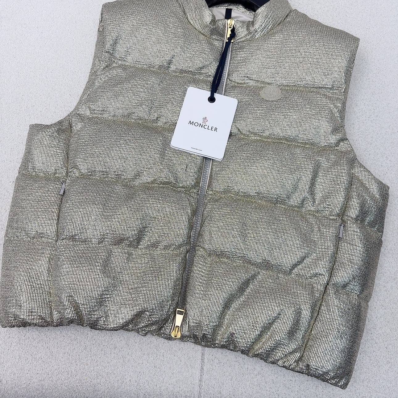 高端品质 MC 25ss———秋冬新品 银丝亮闪立领羽绒马甲🤍 原版开模独特设计银丝材质面料 质感超好 