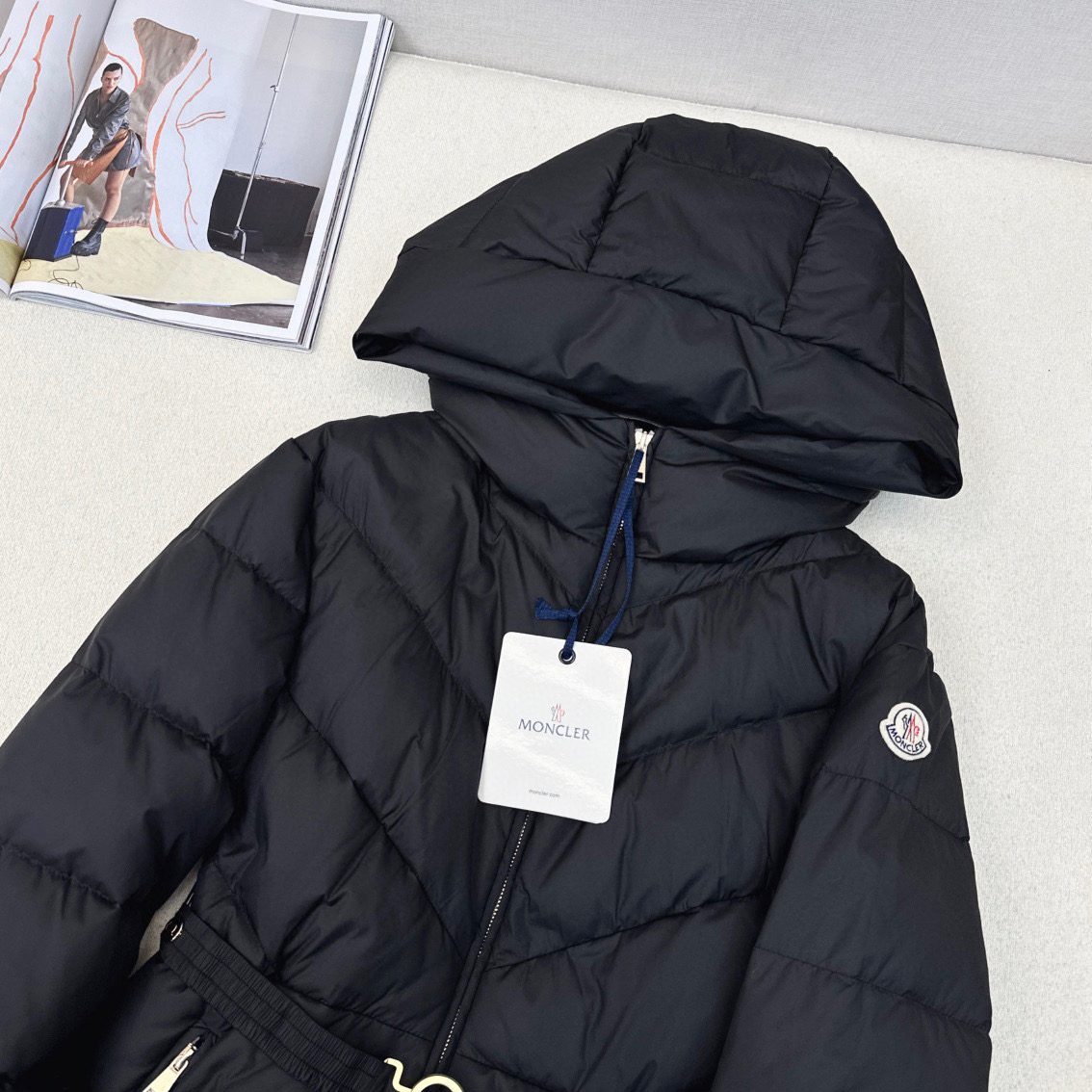 原单品质 MC 25Ss———秋冬最新款收腰连帽羽绒服🖤冬天的必备凹造型单品  收腰版型百搭不挑人 减龄