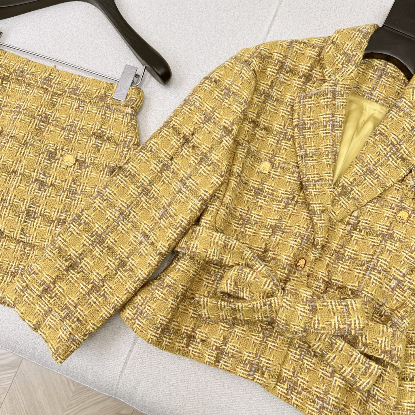 爆单款 C家 25Ss————秋冬最新款名媛气质套装💛山茶花装饰编织外套+A字半裙 谁穿上都有种富家千金