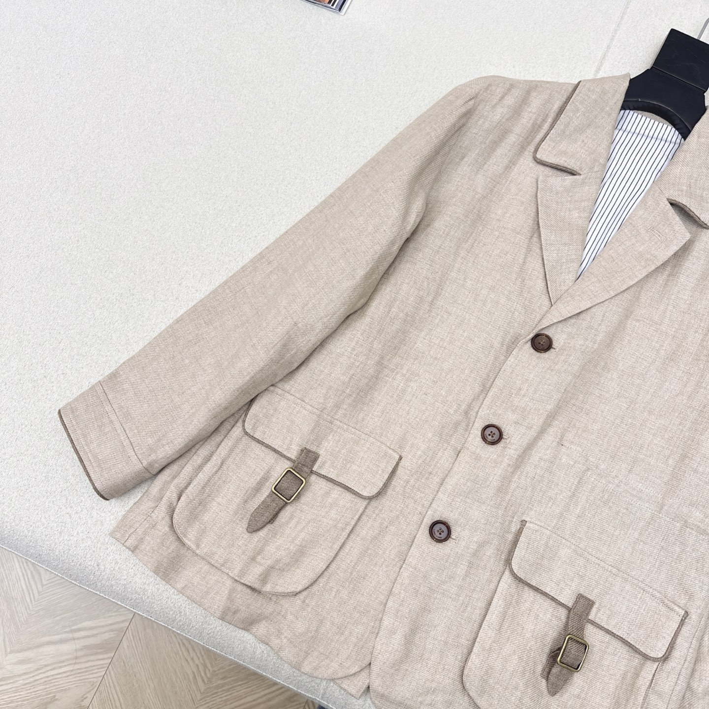 “LP 60Ss Packaged Tack Jacket for Fall and Winter: Comfortable Design with Back and Elbows” - 图片 4