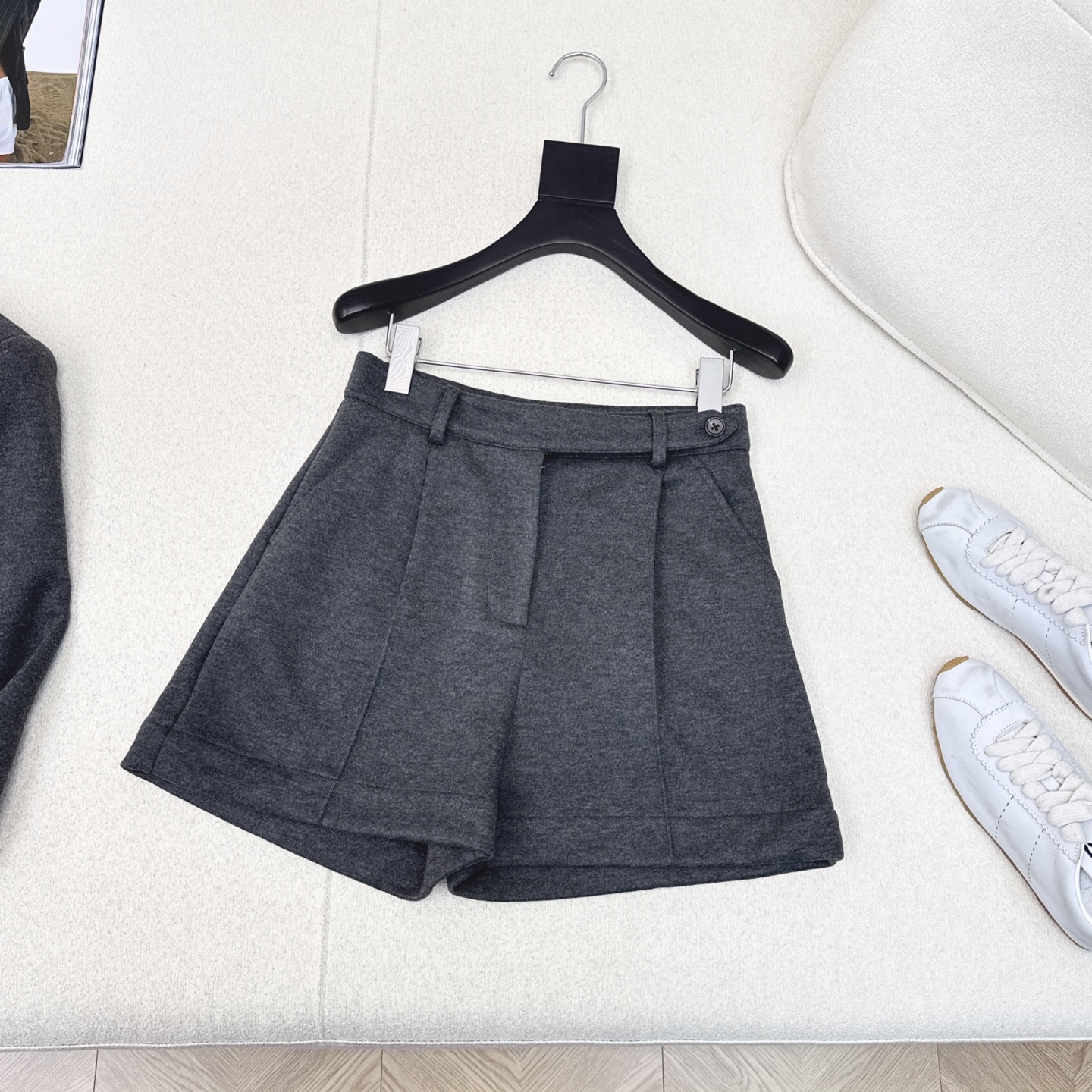 Title: P528 Single-Assed Women’s Gray Suit Summary Summary: Single-assed women’s gray suit with short, fine coat in various styles for a sophisticated look. - 图片 1