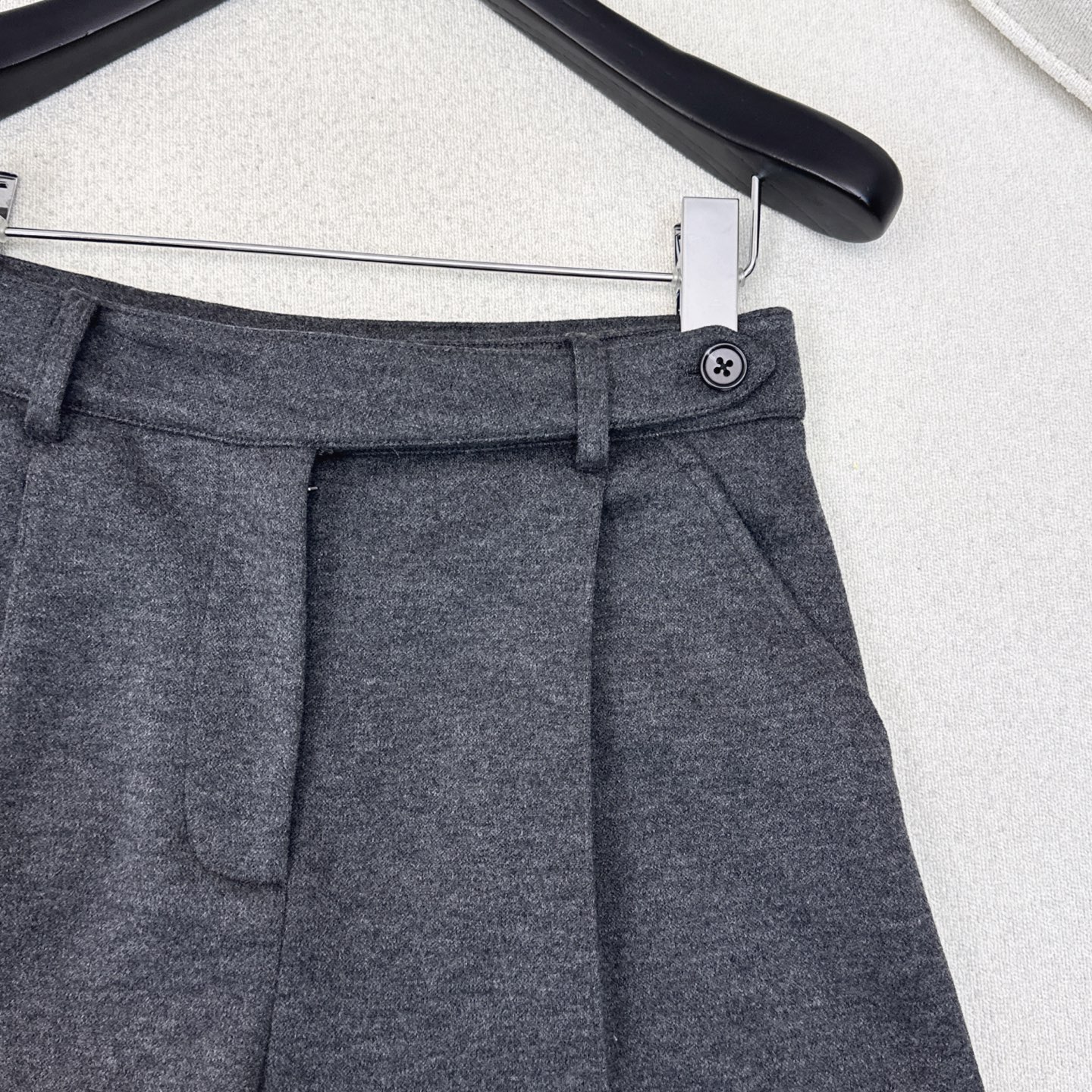 Title: P528 Single-Assed Women’s Gray Suit Summary Summary: Single-assed women’s gray suit with short, fine coat in various styles for a sophisticated look. - 图片 3