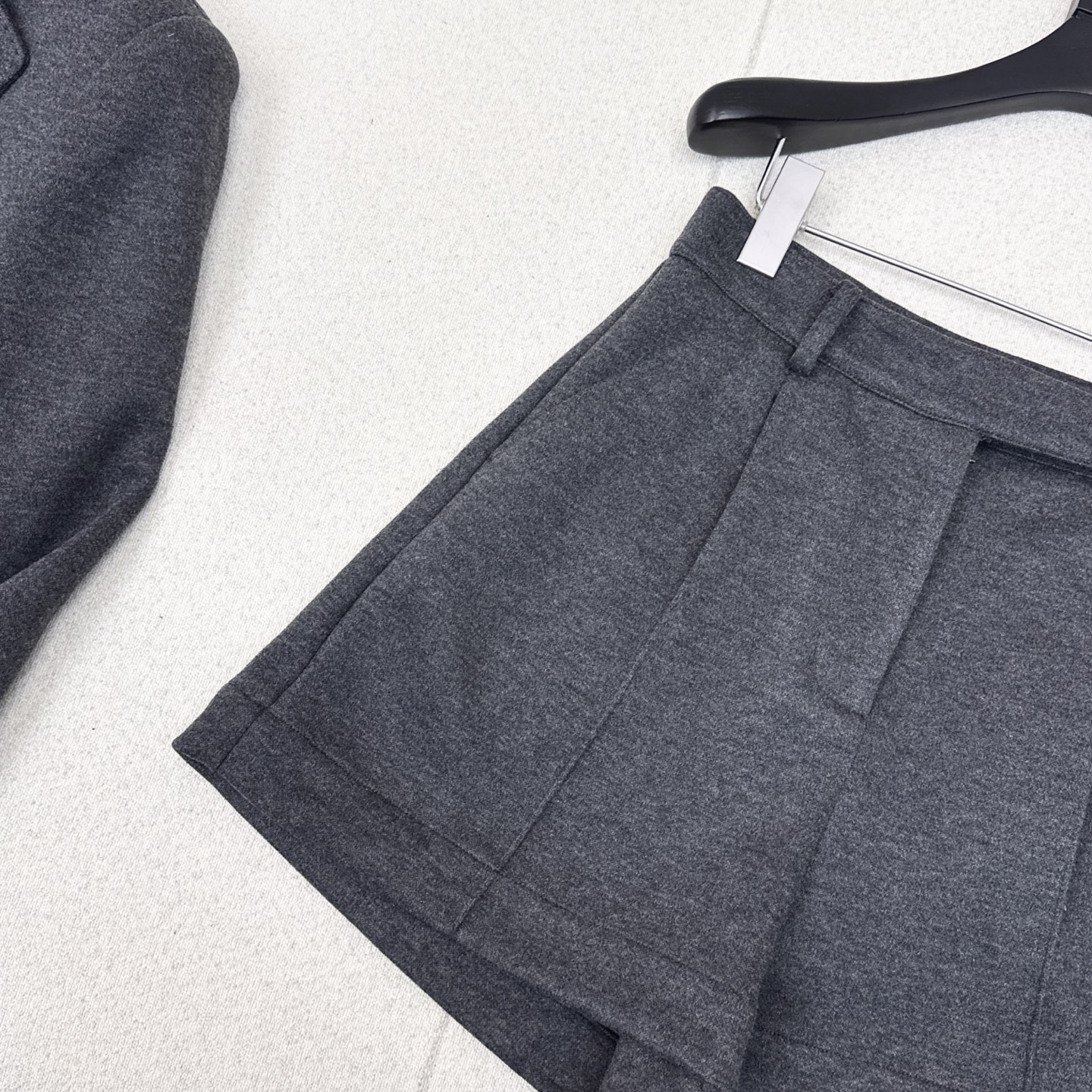 Title: P528 Single-Assed Women’s Gray Suit Summary Summary: Single-assed women’s gray suit with short, fine coat in various styles for a sophisticated look. - 图片 4