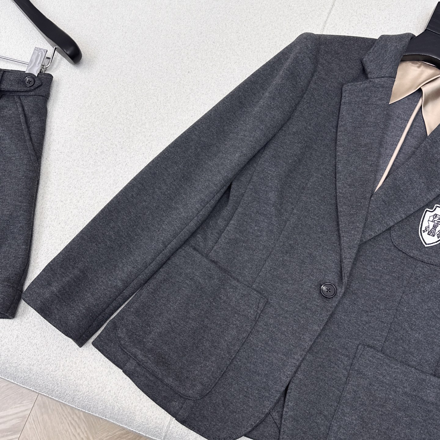 “BC 25Ss Women’s Autumn/Winter Outfits: Short-Sized Gray Suit, High-Waist Coat & Dress with Custom Fabric” - 图片 5