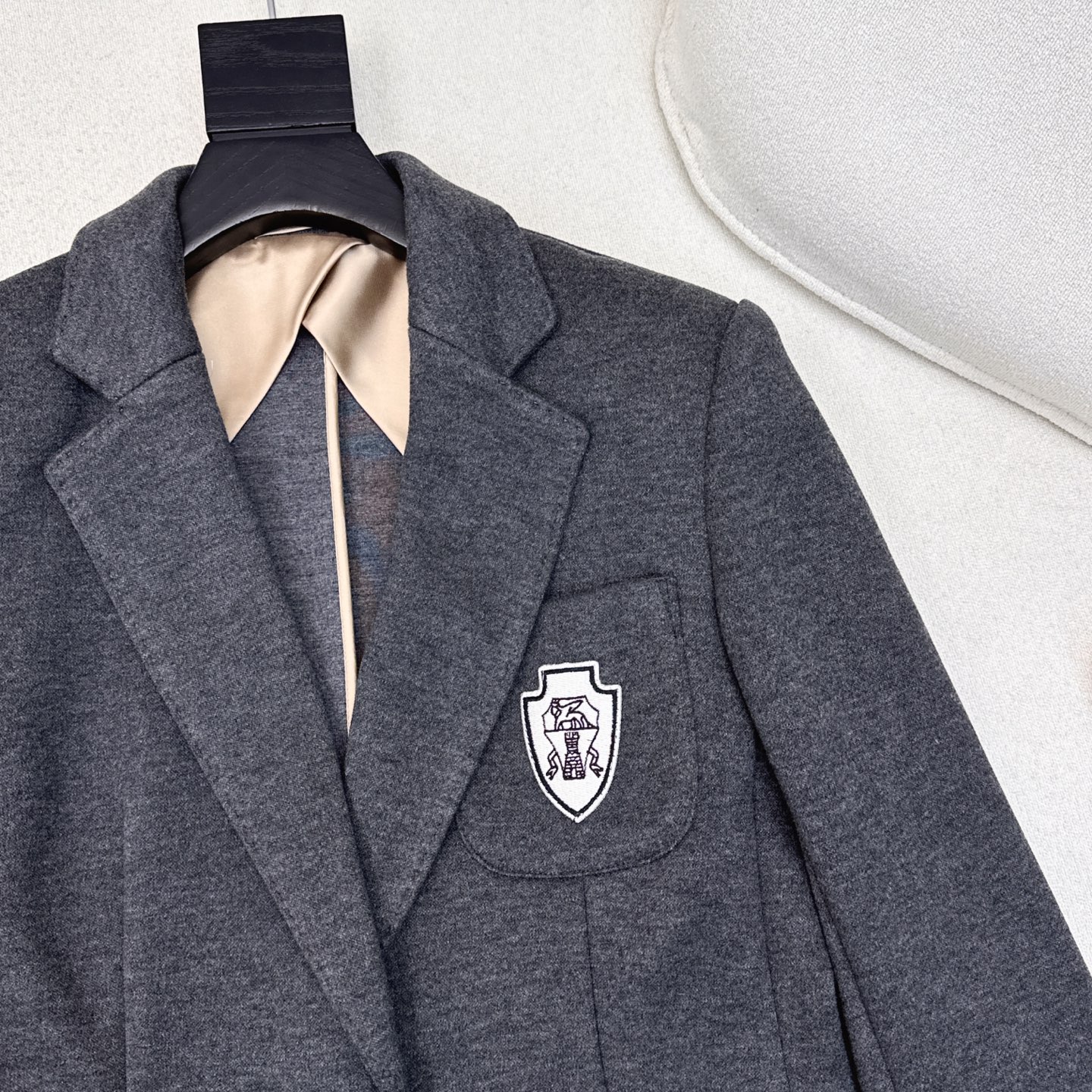 “BC 25Ss Women’s Autumn/Winter Outfits: Short-Sized Gray Suit, High-Waist Coat & Dress with Custom Fabric” - 图片 4