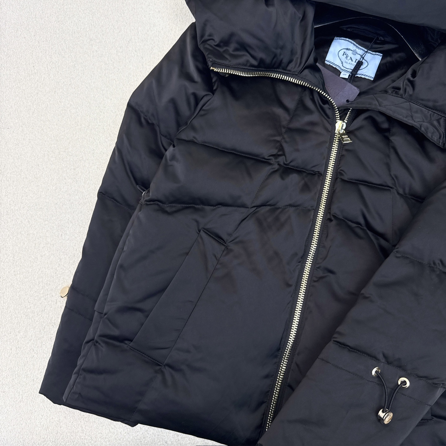 独家首发 原单品质 PD 25Ss——秋冬新款三角标装饰连帽羽绒服外套🖤 立体剪裁H版型 袖口松紧抽绳经