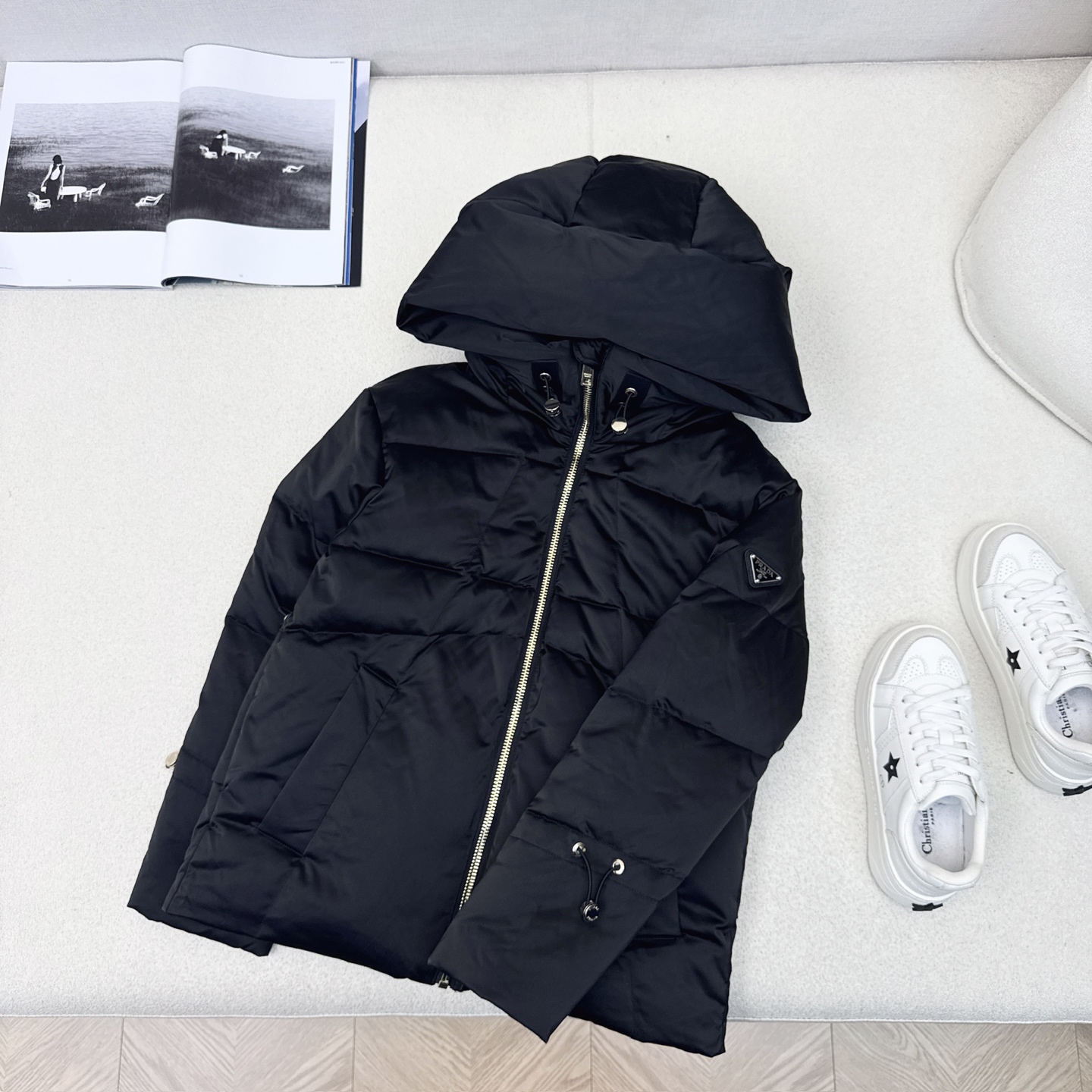 独家首发 原单品质 PD 25Ss——秋冬新款三角标装饰连帽羽绒服外套🖤 立体剪裁H版型 袖口松紧抽绳经