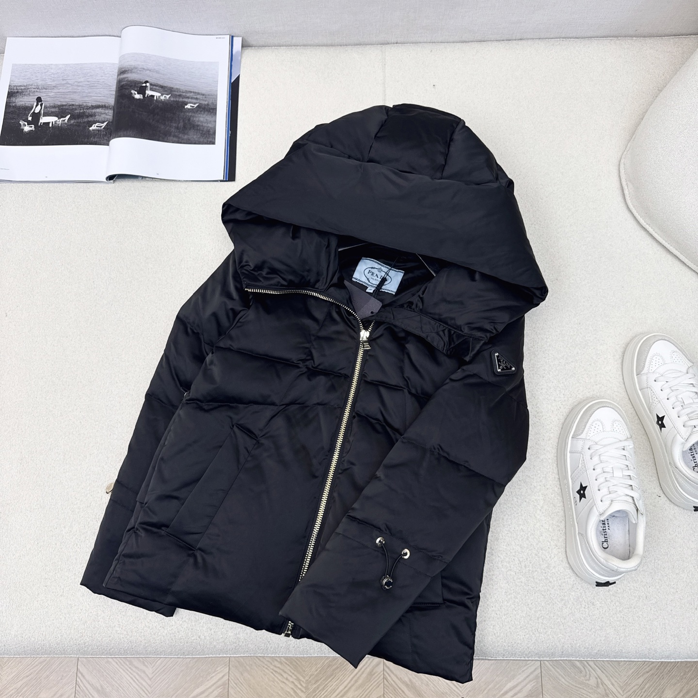 独家首发 原单品质 PD 25Ss——秋冬新款三角标装饰连帽羽绒服外套🖤 立体剪裁H版型 袖口松紧抽绳经