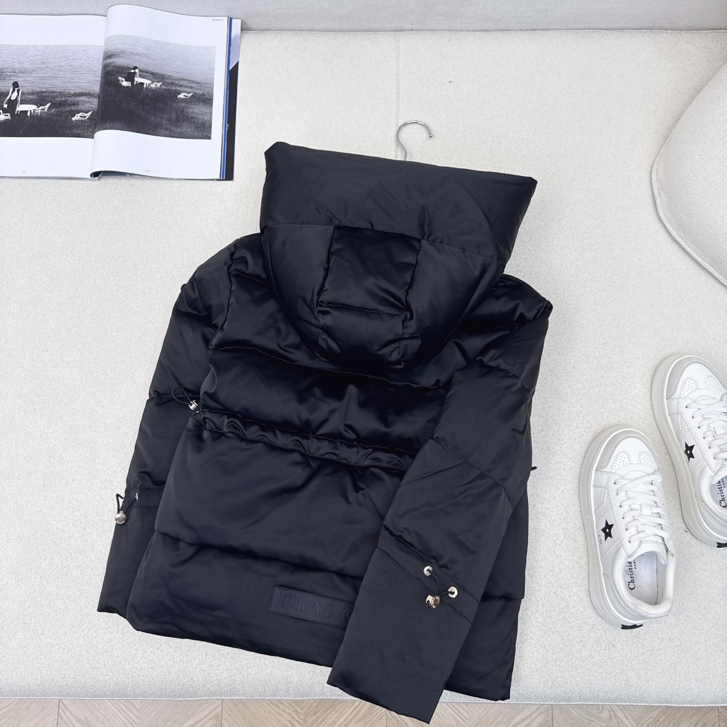 独家首发 原单品质 PD 25Ss——秋冬新款三角标装饰连帽羽绒服外套🖤 立体剪裁H版型 袖口松紧抽绳经