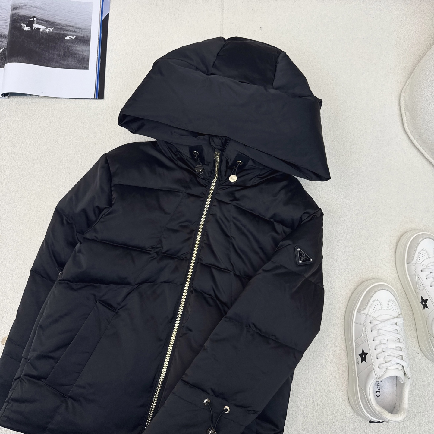 独家首发 原单品质 PD 25Ss——秋冬新款三角标装饰连帽羽绒服外套🖤 立体剪裁H版型 袖口松紧抽绳经
