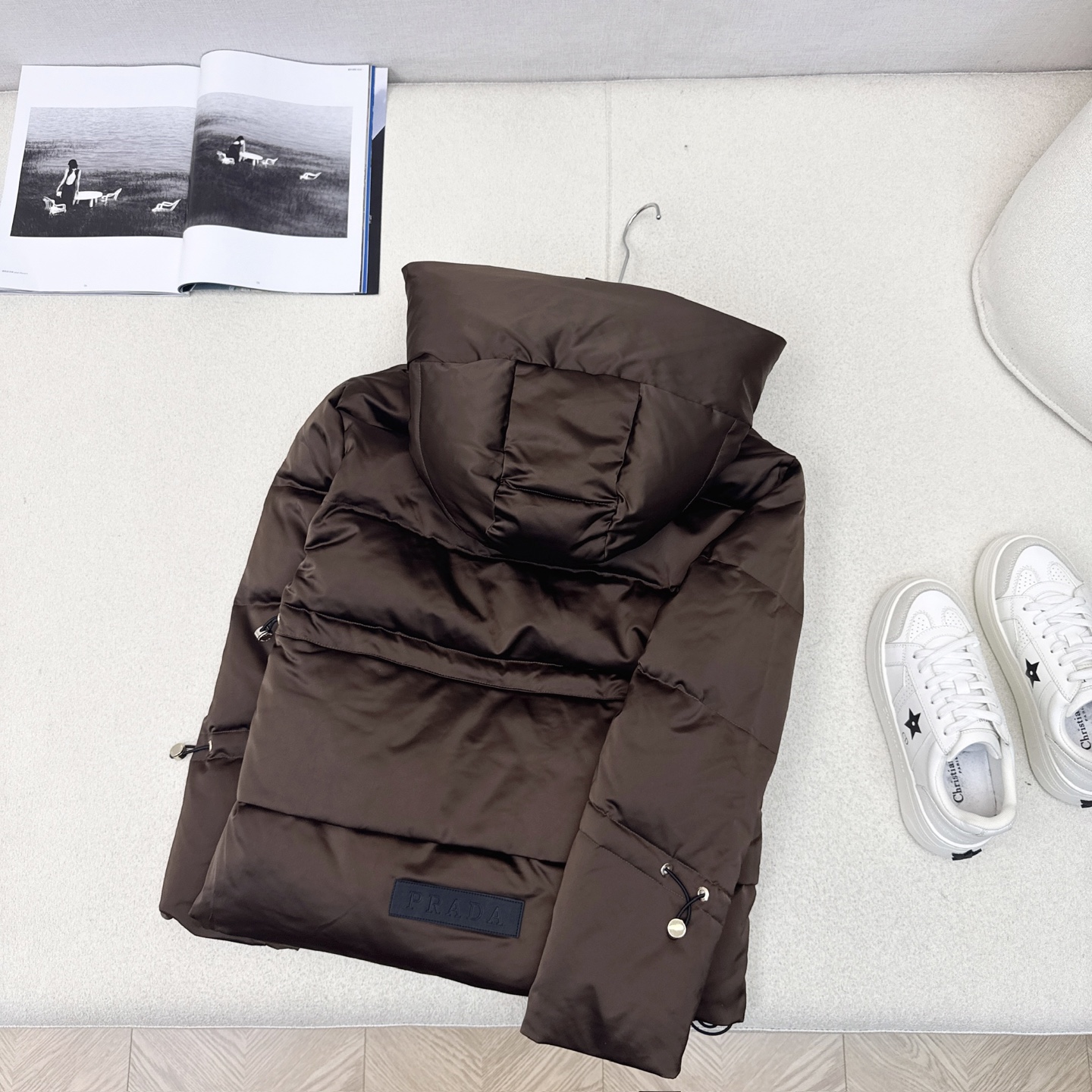 独家首发 原单品质 PD 25Ss——秋冬新款三角标装饰连帽羽绒服外套🖤 立体剪裁H版型 袖口松紧抽绳经