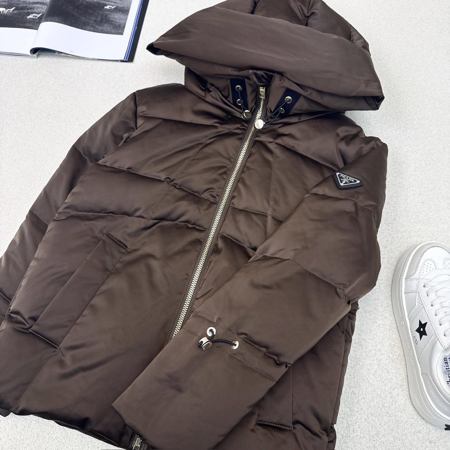 独家首发 原单品质 PD 25Ss——秋冬新款三角标装饰连帽羽绒服外套🖤 立体剪裁H版型 袖口松紧抽绳经