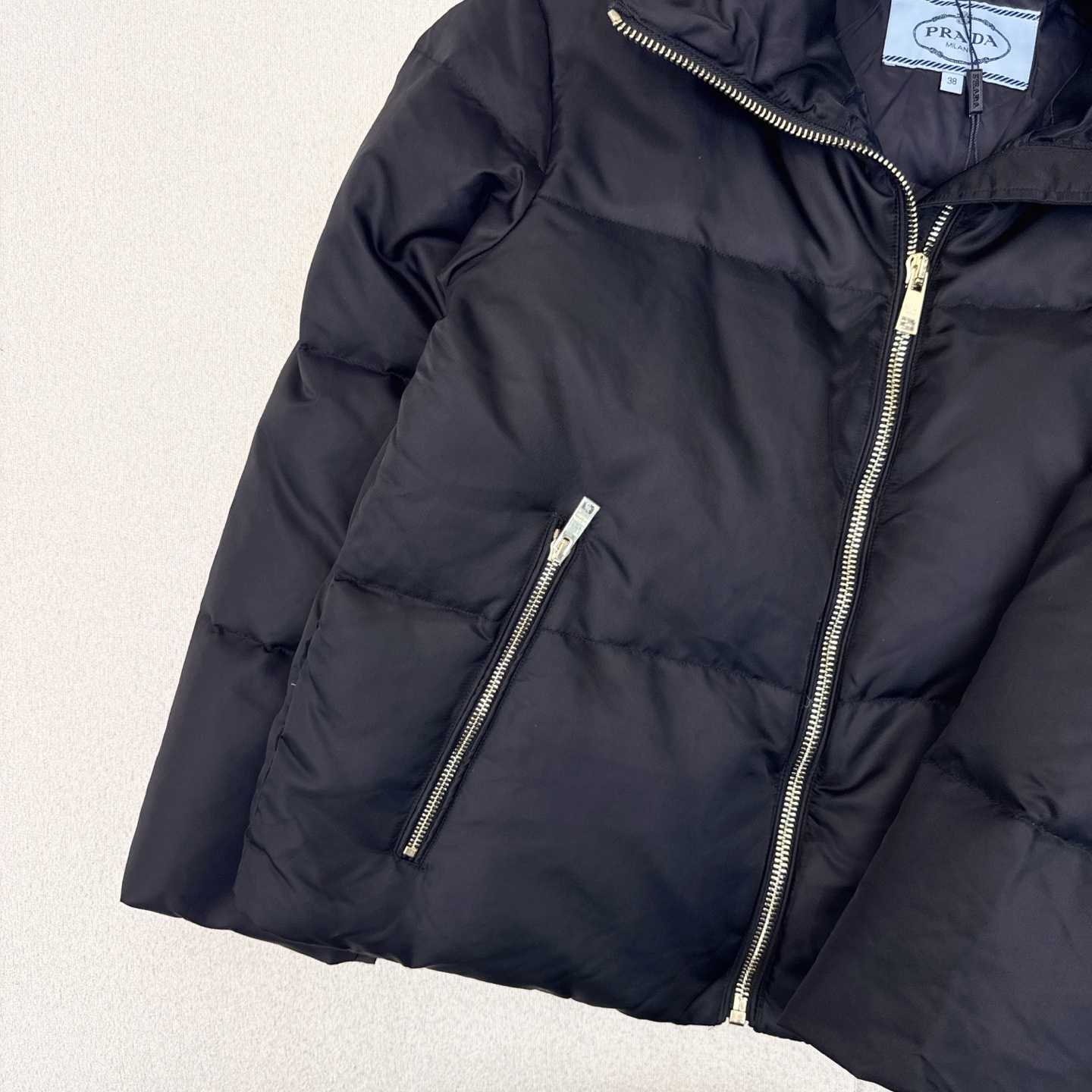 原单品质 PD 25Ss———秋冬最新款三角logo标立领面包服羽绒外套 🖤立体剪裁H版型 经典时髦又帅