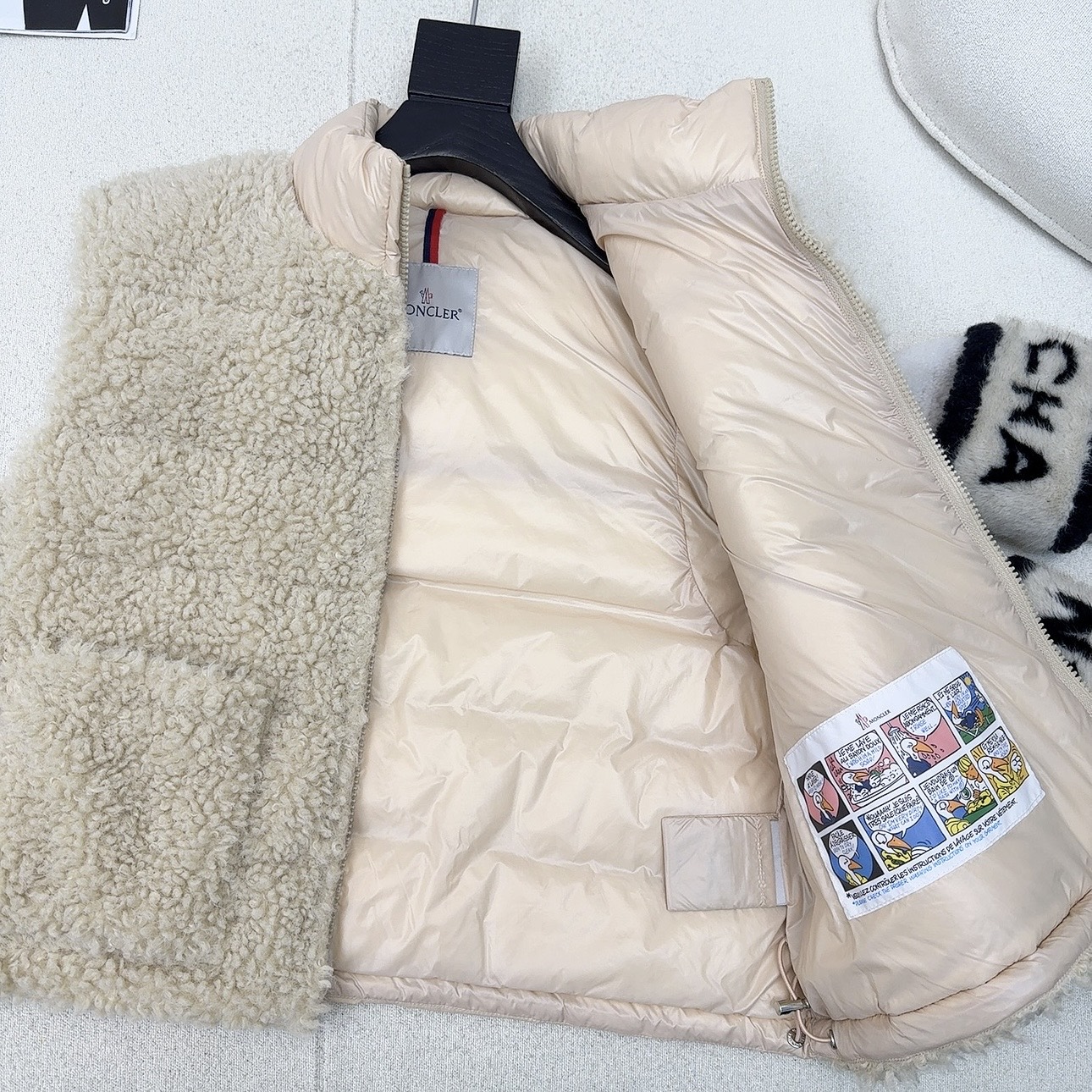 原单品质 Mc 25Ss————秋冬最新款立领毛绒绒羊羔毛羽绒服马甲外套 🤍定制环保羊羔毛面料软糯细腻 