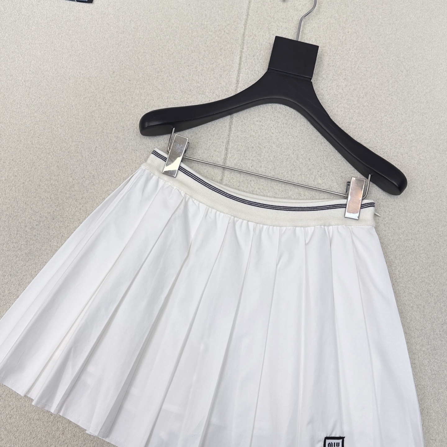 特价🉐️❗️现货齐码❗️不退不换❗️缪系少女穿搭 Miu 25Ss————早秋最新款减龄学院风压褶短半裙