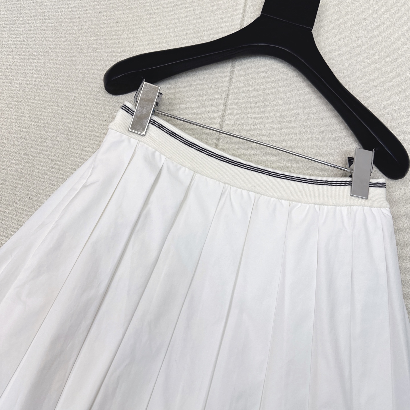 特价🉐️❗️现货齐码❗️不退不换❗️缪系少女穿搭 Miu 25Ss————早秋最新款减龄学院风压褶短半裙