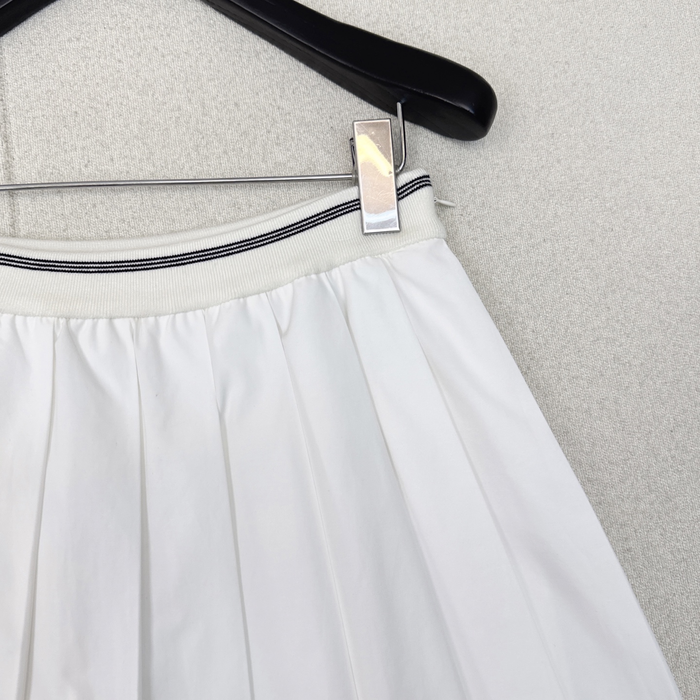 特价🉐️❗️现货齐码❗️不退不换❗️缪系少女穿搭 Miu 25Ss————早秋最新款减龄学院风压褶短半裙