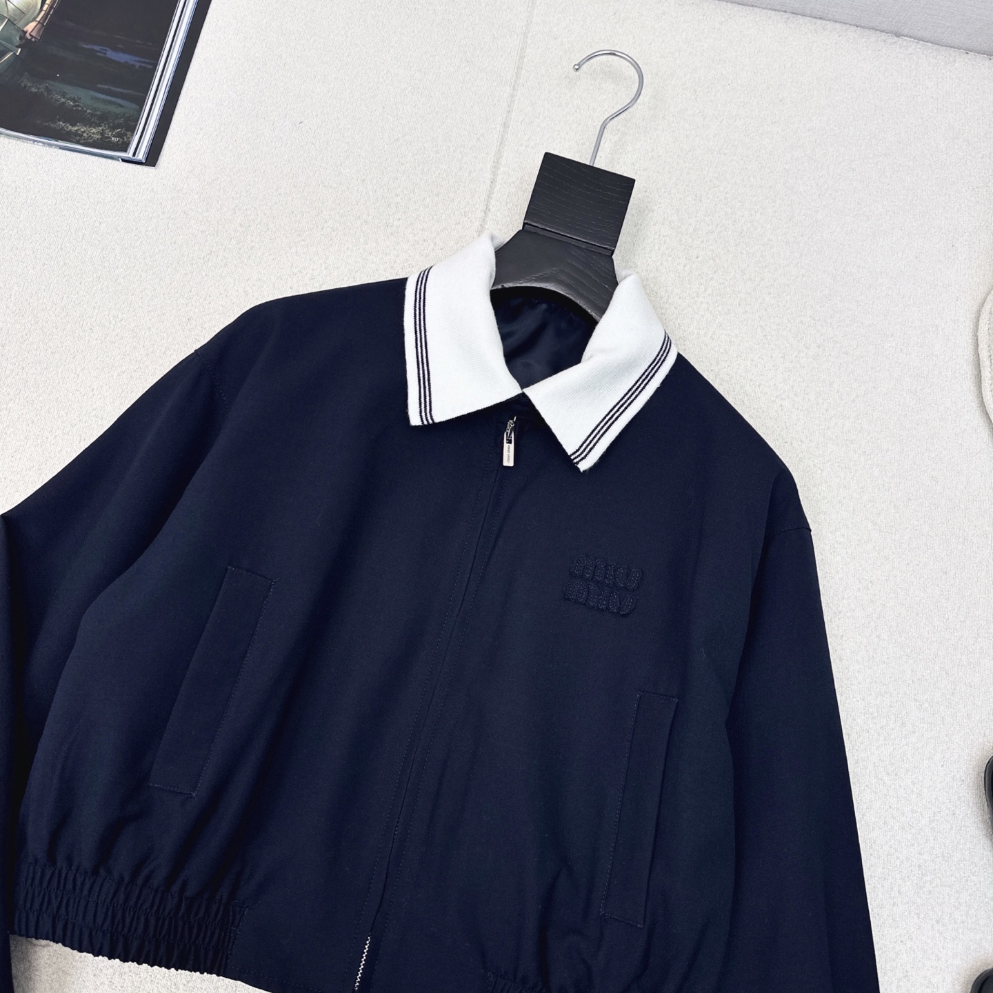 缪系少女穿搭 Miu 25Ss————早秋最新款知性分子学院风落肩短款夹克外套🖤撞色罗纹翻领拼接可拆卸设