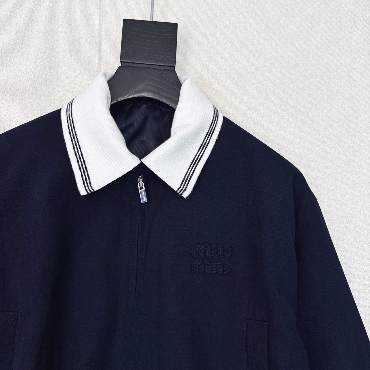 缪系少女穿搭 Miu 25Ss————早秋最新款知性分子学院风落肩短款夹克外套🖤撞色罗纹翻领拼接可拆卸设