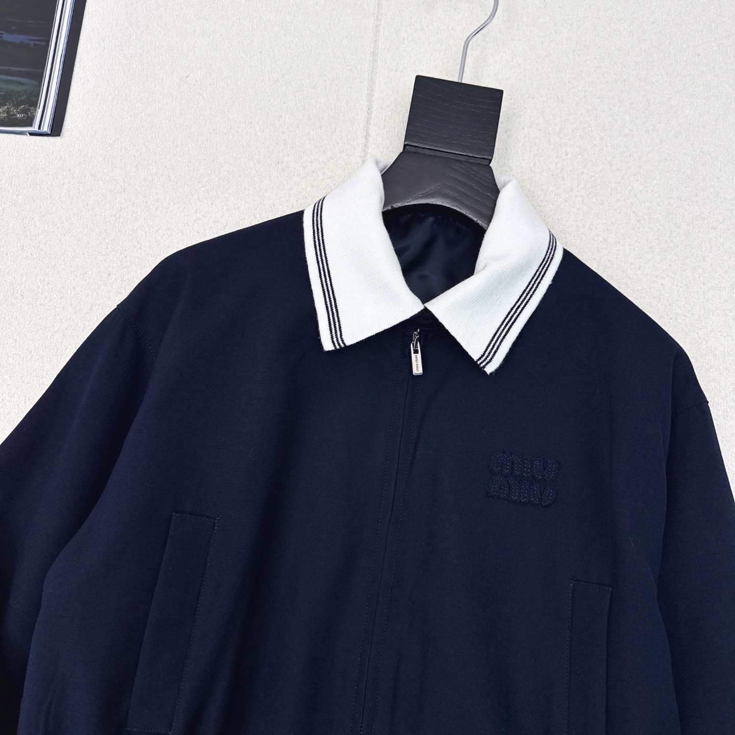 缪系少女穿搭 Miu 25Ss————早秋最新款知性分子学院风落肩短款夹克外套🖤撞色罗纹翻领拼接可拆卸设