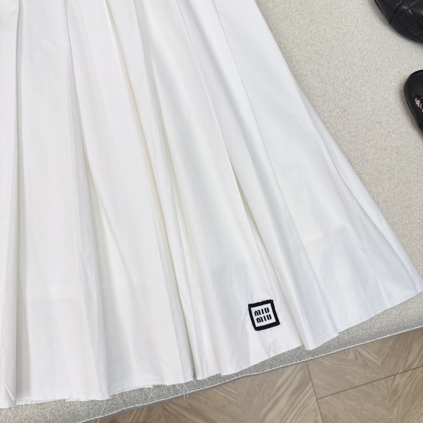 缪系少女穿搭 Miu 25Ss————早秋最新款减龄学院风压褶长半裙🤍撞色罗纹腰拼接棉质面料设计甜酷兼备